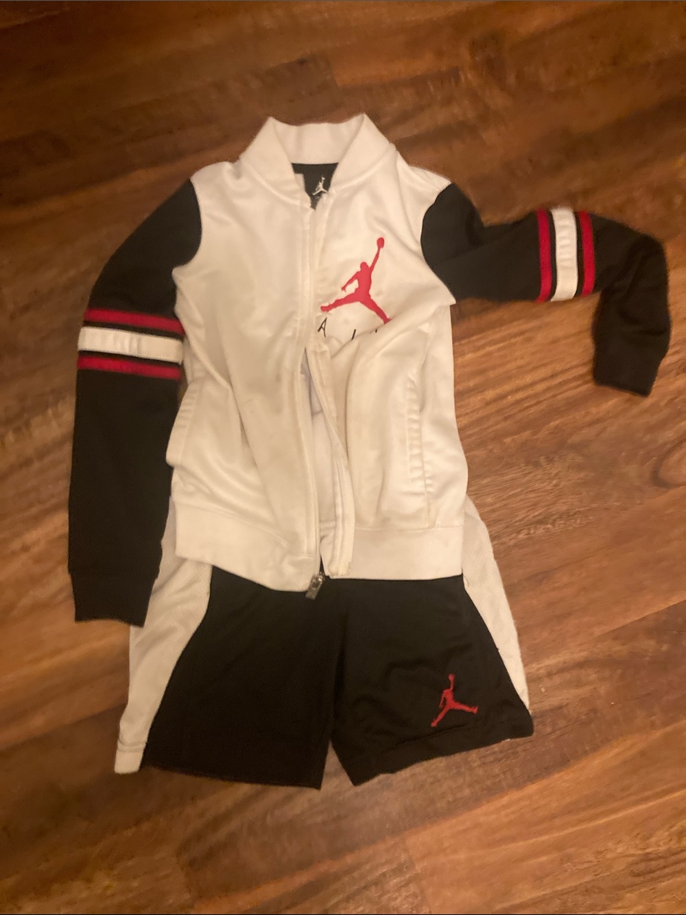 Jordan White & Black Kids Tee with Jumpman Logo size 4 good used con